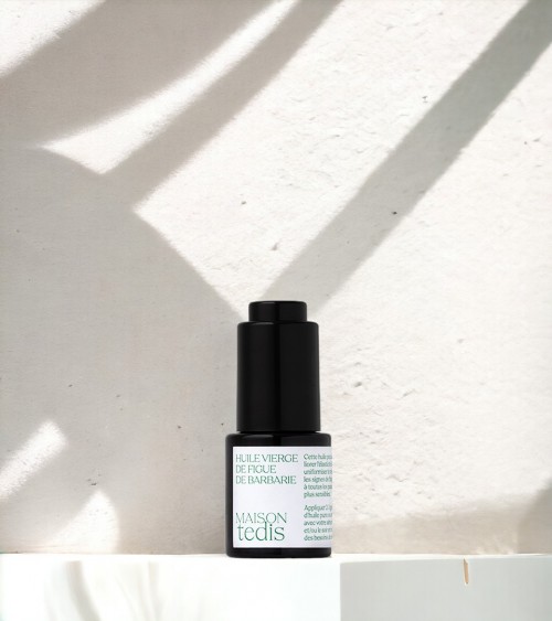 Organic prickly pear oil for anti-aging face care. MAISON tedis